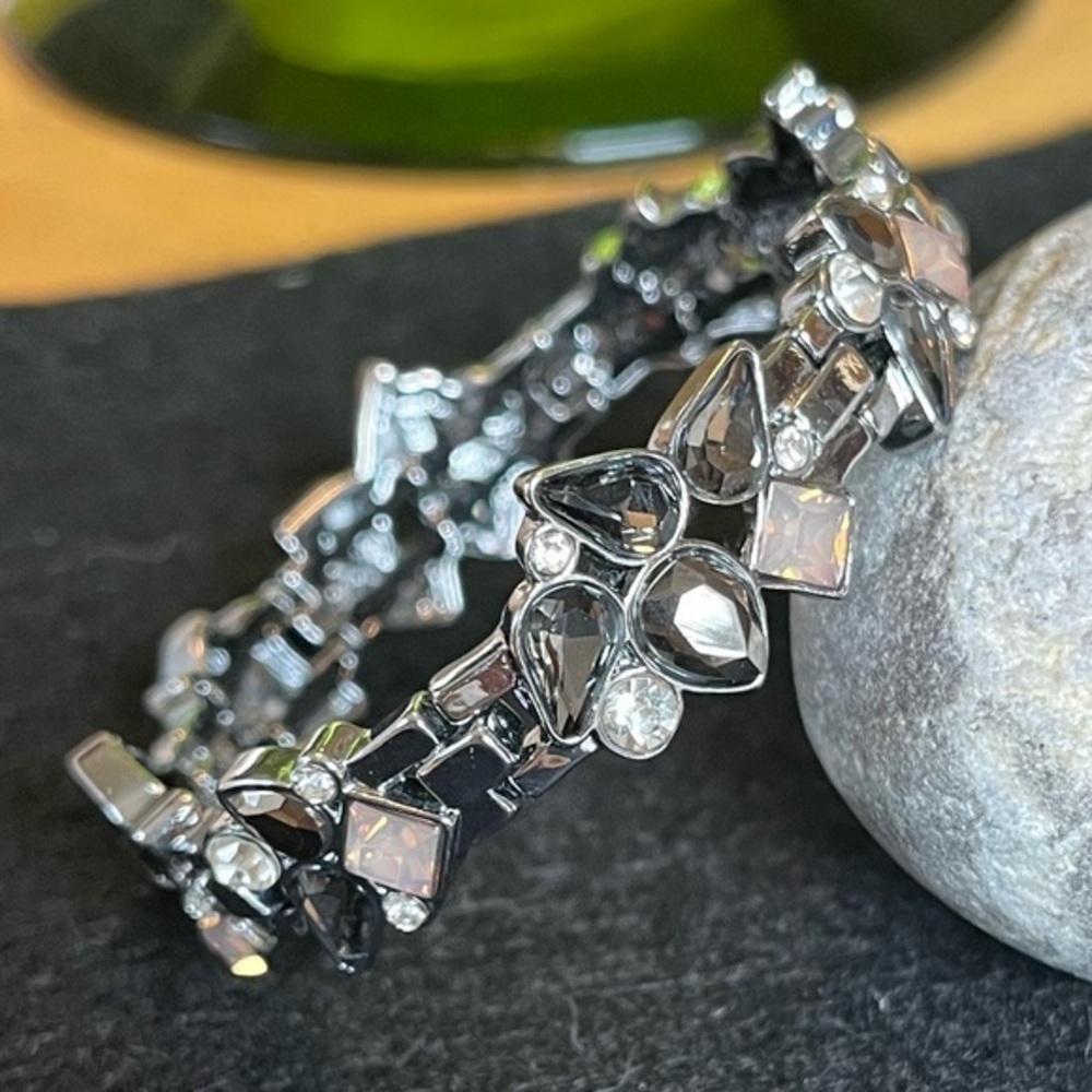 Simply Vera Amethyst Colored Rhinestone Stretch Bracelet Silver Tone Like New